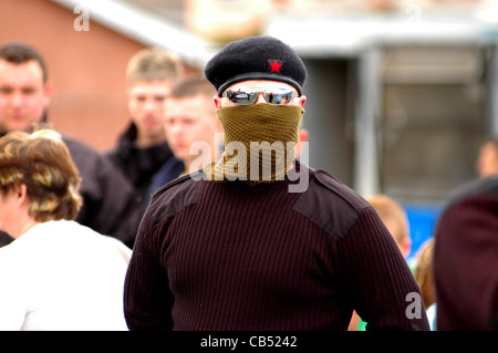 Masked membre de l'Armée de libération nationaliste irlandais (AIDN) assister à une parade républicaine à Londonderry, en Irlande du Nord. Banque D'Images