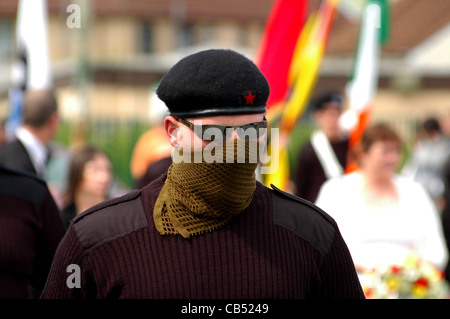 Masked membre de l'Armée de libération nationaliste irlandais (AIDN) assister à une parade républicaine à Londonderry, en Irlande du Nord. Banque D'Images