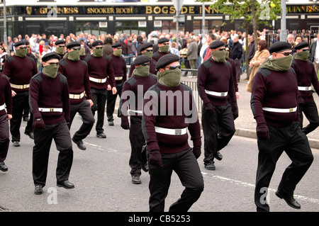 Les membres de l'Armée de libération nationaliste irlandais (AIDN) assister à une commémoration républicaine dans le Bogside, Londonderry. Banque D'Images