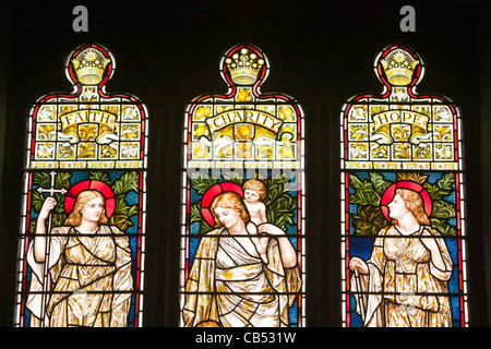 Vitraux de foi, espérance et charité dans l'église St Mary à kirkby Lonsdale, Cumbria, Royaume-Uni. Banque D'Images