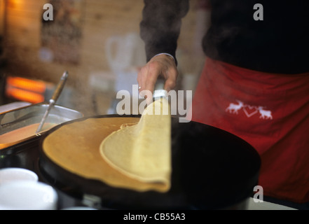 Blocage de crêpes au marché de Noël, Carcassonne, France Banque D'Images