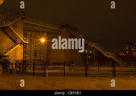 Saint Anthony Falls Lock et le barrage sur la rivière Mississippi à Minneapolis dans la nuit Banque D'Images