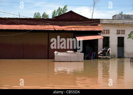 Un parking est inondé d'eau boueuse après une inondation historique à Siem Reap, Cambodge. Banque D'Images