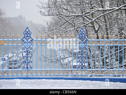 Clôture bleue sur un pont, la Petite Venise, Londres, UK Banque D'Images