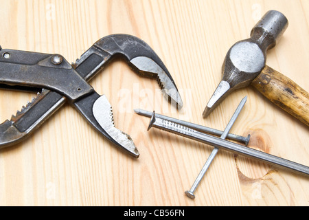 Ancien hammer and nails sur fond de bois Banque D'Images