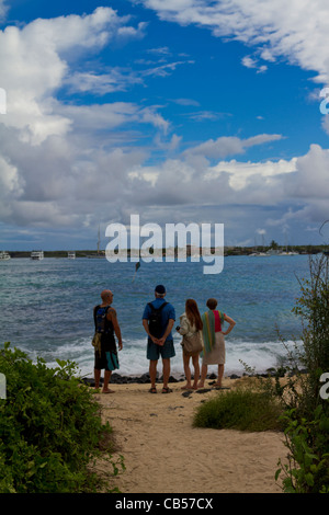 La mer de nuages plage galapagos la famille voir les touristes Banque D'Images