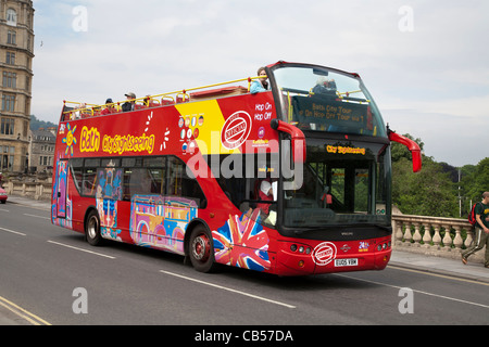 Un TOP ROUGE TOUR BUS À BATH, Somerset, Angleterre, PASSAGE SUR UN PONT Banque D'Images