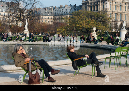 Woman in Garden, Paris, France, les gens se détendre dans des chaises, des scènes, des parcs, des Jardins des Tuileries, l'étang (Anglais : Jardin des Tuileries), Banque D'Images