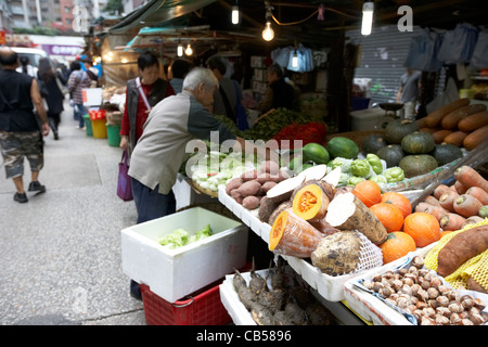 Des étals de fruits et légumes marché plein air onstreet à Mong Kok Kowloon Hong Kong région administrative spéciale de Chine Banque D'Images