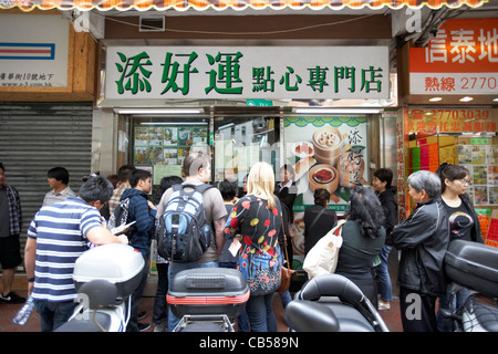 Les gens qui attendent à l'extérieur de l'original l'un des dim sum tim ho wan restaurant étoilé Michelin dans le district de Mong Kok Kowloon Hong Kong région administrative spéciale de Chine Banque D'Images