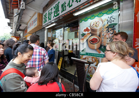 Les gens queue devant un ancien tim dim sum restaurant étoilé Michelin wan ho emplacement dans le district de Mong Kok, Kowloon Hong Kong région administrative spéciale de Chine Banque D'Images