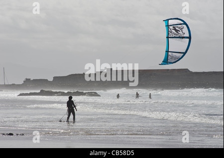 Kite surfer dans la côte de Tarifa, Andalousie, Espagne Banque D'Images