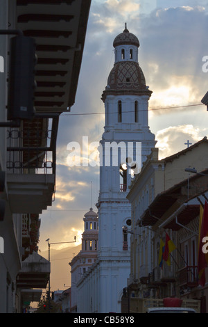 Cuenca equateur église clocher coloré nuage coucher du soleil Banque D'Images