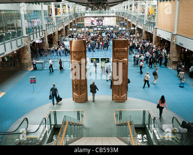 L'intérieur du hall principal des arrivées du Terminal de l'Aéroport International de Vancouver en Colombie-Britannique Canada Banque D'Images