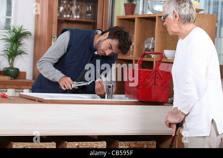 Jeune homme femme plus âgée robinet de fixation Banque D'Images