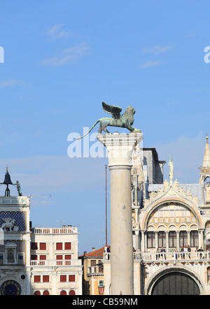 Le lion ailé de Saint Marc sur son pilier dans la place San Marco Banque D'Images