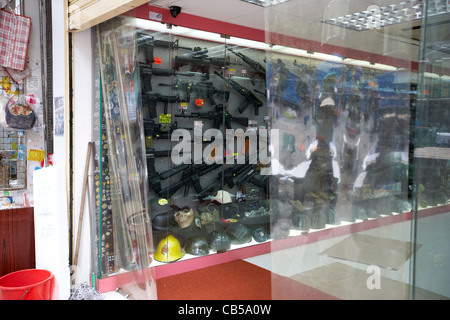 Magasin qui vend des répliques d'armes à feu doux de l'air dans le district de Mong Kok Kowloon Hong Kong région administrative spéciale de Chine Banque D'Images