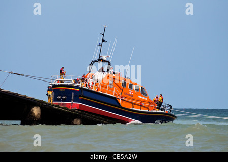 Le sauvetage en mer de Cromer - La classe Tamar RNLB Victor Freeman d'être ramené en arrière sur la rampe Banque D'Images