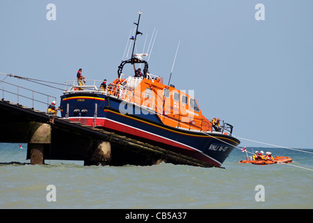 Le sauvetage en mer de Cromer - La classe Tamar RNLB Victor Freeman d'être ramené en arrière sur la rampe et à la boat house Banque D'Images