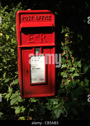 Royal Mail Post Box ER (Elizabeth II Regina) Surrey England Banque D'Images