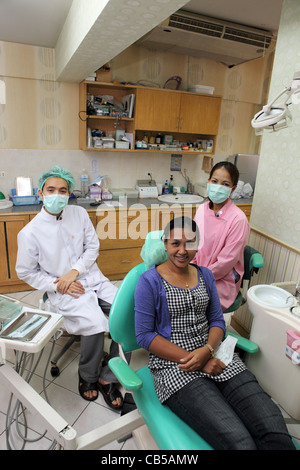 Dentiste et infirmiers à la chirurgie dentaire. La ville de Phuket, l'île de Phuket, Thaïlande, Asie du Sud-Est, Asie Banque D'Images