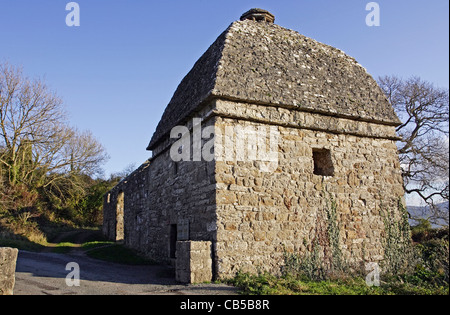 Vue du 17e siècle au prieuré de dovecot Penmon Penmon, sur l'île d'Anglesey, dans le Nord du Pays de Galles. Banque D'Images