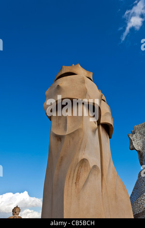 Cheminées sur le toit de la Casa Mila par Antoni Gaudi Barcelone, Espagne Banque D'Images