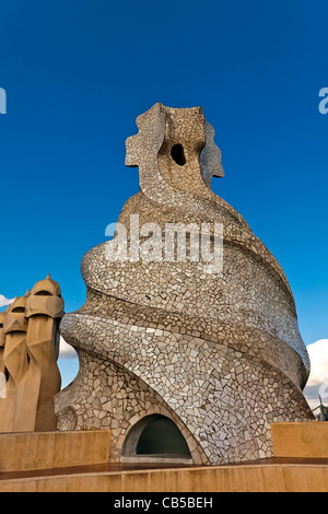 Cheminées sur le toit de la Casa Mila par Antoni Gaudi Barcelone, Espagne Banque D'Images