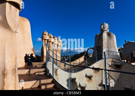 Cheminées sur le toit de la Casa Mila par Antoni Gaudi Barcelone, Espagne Banque D'Images