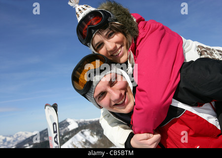 Jeune couple de déconner sur les pistes de ski Banque D'Images