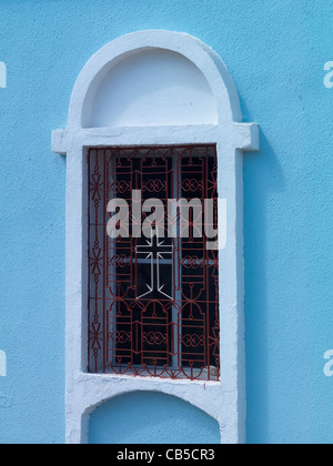 Samos Grèce Église de la Sainte Trinité Vourliotes Cross dans la fenêtre Banque D'Images