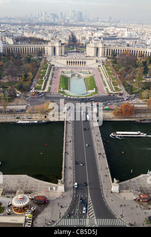 Le Pont d'Iena, les Jardins du Trocadéro, et la défense de la zone à l'extrême, comme vu de la Tour Eiffel, Paris Banque D'Images
