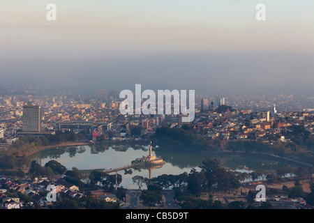 Vue d'Antananarivo avec le lac Anosy, capitale de Madagascar Banque D'Images