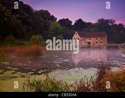 Un lever de soleil brumeux à Sturminster Newton Mill dans le Dorset. Banque D'Images