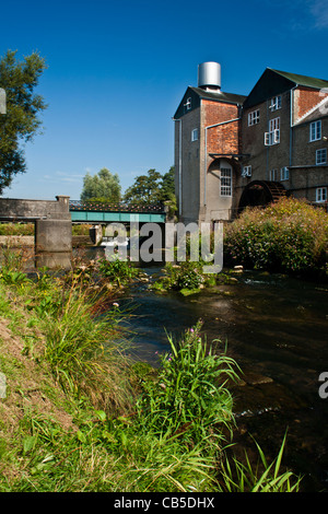 Une photo de la rivière Brit dans Bridport Dorset, le bâtiment à droite est Palmer's Brewery Banque D'Images