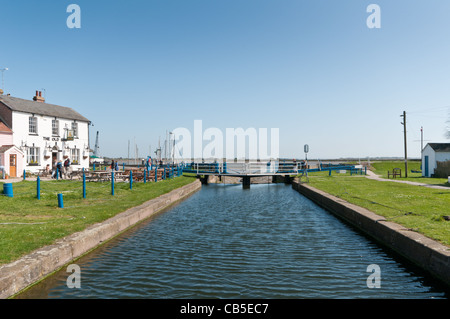 L'écluse à Heybridge Basin, l'Essex avec le Old Ship Inn dans l'arrière-plan. Banque D'Images