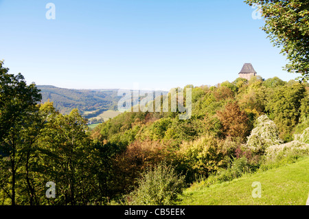 Garder des partiellement restauré château Nideggen (Burg Nideggen) à la recherche sur la vallée de la rivière Rur dans la région de l'Eifel. Banque D'Images