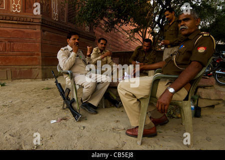 Monument Taj Mahal Palace guard reste soldat thé Banque D'Images