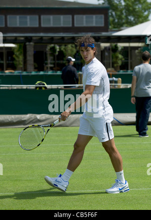 18.06.2011. Rafael Nadal (ESP) 1 pratiquant avec Mikhail Youzhny RUS (18) sur le court 6. Tennis de Wimbledon. Banque D'Images