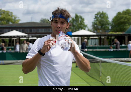 18.06.2011. Rafael Nadal (ESP) 1 pratiquant avec Mikhail Youzhny RUS (18) sur le court 6. Tennis de Wimbledon. Banque D'Images