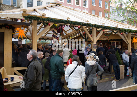 Les ventes de Noël et de fête de shopping acheter des biens dans Piccadilly Manchester, UK Banque D'Images