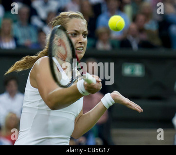 23.06.2011. Indemnité de Sabine Lisicki bat pas de semences 3 Na Li CHN (3). Sabine en action. Les Championnats de tennis de Wimbledon. Banque D'Images