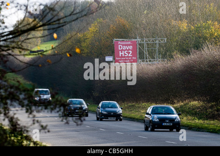 Inscrivez-vous sur l'A413 près de Amersham, 'Dave' exhorter le premier ministre à reconsidérer le HS2 proposition rail plans. Banque D'Images