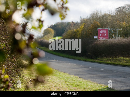 Inscrivez-vous sur l'A413 près de Amersham, 'Dave' exhorter le premier ministre à reconsidérer le HS2 proposition rail plans. Banque D'Images