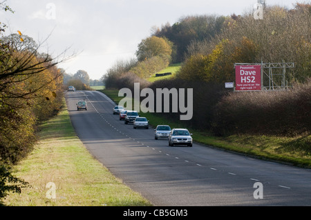 Inscrivez-vous sur l'A413 près de Amersham, 'Dave' exhorter le premier ministre à reconsidérer le HS2 proposition rail plans. Banque D'Images