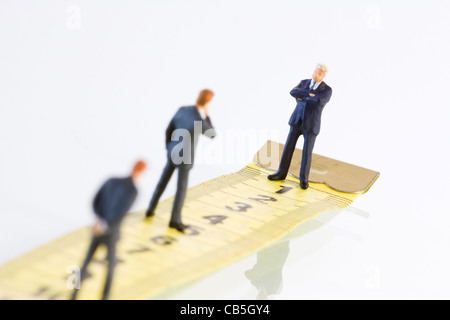 Businessman miniature dans une sorte de concours (sélectif et soft focus) Banque D'Images