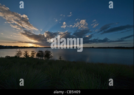 Coucher du soleil sur le lac Cherry Lake Sumter situé dans les villages, en Floride, USA. Une communauté de retraite de golf pour 55 ans et plus. Banque D'Images