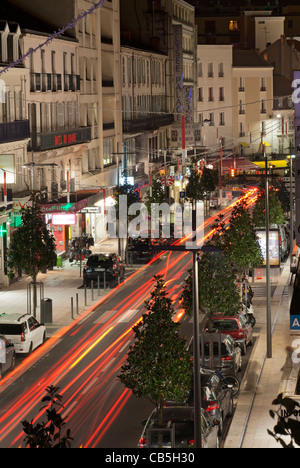 À Vichy, la rue de Paris la nuit (Allier - Auvergne - France). Banque D'Images