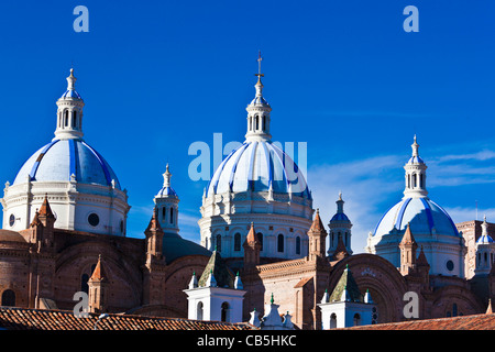 Cuenca equateur cathédrale dome nuage bleu coloré Banque D'Images