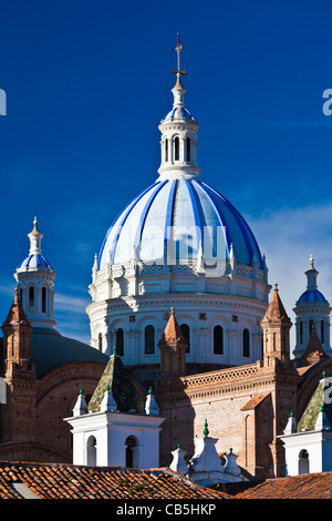 Cuenca equateur cathédrale dome nuage bleu coloré Banque D'Images